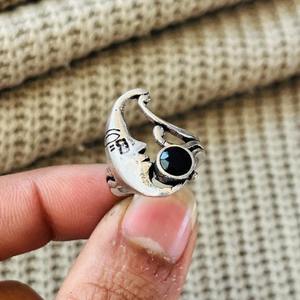 Bague Bohème Céleste Lune en Onyx Noir et Laiton, Plaqué Argent, Vintage, Croissant, Vente en Gros pour Femme - Product Image 3