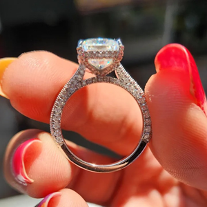 Bague de fiançailles en diamant taille radiant pour femme, en platine, certifiée IGI, style classique avec diamants latéraux - Product Image 4