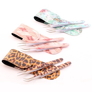 Ensemble de pinces à extensions de cils professionnelles avec étui en cuir de luxe pour les artistes des cils, fabricant de marques privées OEM - Product Image 1