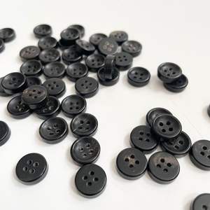 Botones de Cuerno de Búfalo Oscuro Natural, Hechos a Mano, con 4 Agujeros, Acabado Pulido, Duraderos, para Abrigos, Chaquetas y Trajes, Uttar Pradesh - Product Image 5