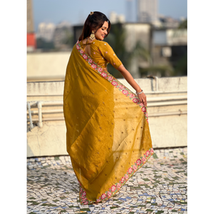 Sari en mousseline de soie brodée Pure Crush, couleur moutarde, avec motifs floraux multicolores et bordure ajourée pour les mariages - Product Image 1