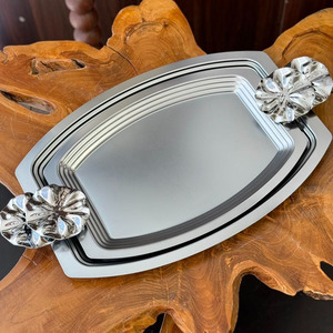 Ensemble de plateaux rectangulaires élégants en métal doré avec poignées décoratives en forme de fleurs pour un service chic et une présentation raffinée sur la table. - Product Image 3
