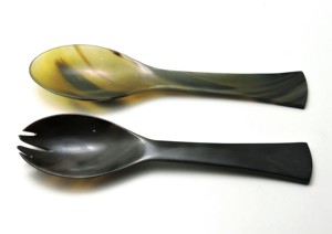 Ensemble de 2 cuillères à salade en corne, design élégant, fabriquées à la main à partir de corne de buffle naturelle, à prix abordable. - Product Image 2