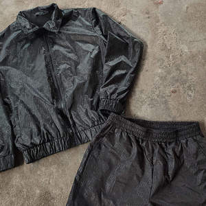 Conjunto Deportivo Personalizado de Dos Piezas con Chaqueta y Pantalones Cortos de Nailon y Algodón para Verano, con Color y Logotipo Personalizados - Product Image 6