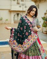 Ensemble Lehenga brodé à blocs de couleur, Lehenga Choli Dupatta imprimé à blocs, tenue de mariage indienne traditionnelle