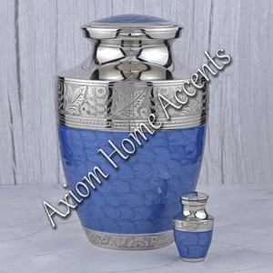 Urna de latón hecha a mano con grabados personalizados Hermoso recuerdo conmemorativo para cenizas de Axiom Home Accents - Product Image 1