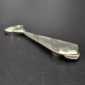 Abridor de botellas único en forma de mano dorada, fundido en metal de calidad, perfecto para bares modernos, fiestas en la playa y regalos creativos para bodas. - Product Image 6