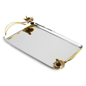 Magnifique plateau de service rectangulaire argenté avec élégantes poignées dorées en forme de fleurs et accents floraux assortis sur la base pour le service - Product Image 2