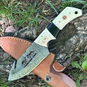 Cuchillo de caza OEM Wirecut de acero de Damasco, tipo Skinner, con mango de hueso, hoja fija, para camping, actividades al aire libre y EDC, con funda de cuero. - Product Image 1