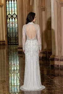 Robe de soirée sirène argentée richement ornée de perles, de cristaux et de paillettes de haute qualité, à manches courtes, dos nu, en tulle, pour bal de promo et soirées formelles - Product Image 4