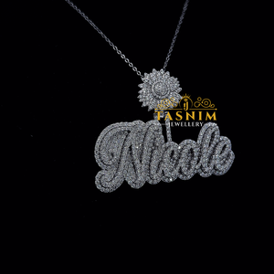 Colgante de Letra con Diseño de Navaja de Barbero y Flor de Plata 925, con Diamantes de Moissanita VVS Iced Out de la Mejor Calidad, de Tasnim Jewellery - Product Image 4