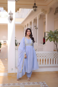 Vestido Mul Chanderi con bordado de cuentas de diseñador y parte inferior cosida en seda romana, y conjunto de dupatta Mul Chanderi. - Product Image 5