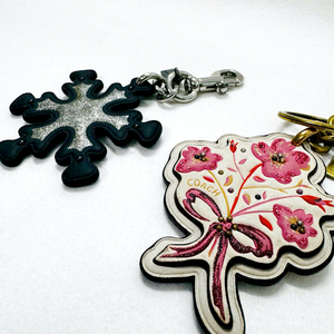 Quan Chi personnalisé 3D Silicone porte-clés étiquette coudre Logo Patch pour chapeaux sacs vestes et accessoires de mode - Product Image 1