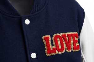 แจ็คเก็ตวาร์ซิตี้ ปักลายด้านหน้า แขนเสื้อสีขาวตัดกัน ตัวอักษร LOVE แบบแอพพลิเค ปกคอเสื้อพับได้ กระดุมหุ้มผ้า กันลม ใส่ได้ทั้งชายและหญิง - Product Image 3