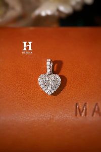 Fournisseur de bijoux fins sur mesure - Pendentif en or blanc 14 carats en forme de cœur avec diamants baguette pour la vente en gros - Product Image 6