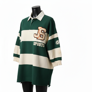 Maillot de rugby pour femme en jersey de coton épais vert forêt avec empiècements rayés blancs et patch en chenille, logo personnalisé. Maillot de rugby pour femme en coton. - Product Image 6