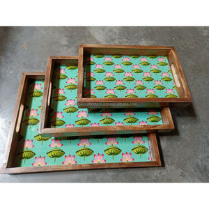 Ensemble de plateaux de service en bois de manguier faits à la main, design floral émaillé rayé noir et blanc, plateaux de service décoratifs en bois avec poignées - Product Image 2