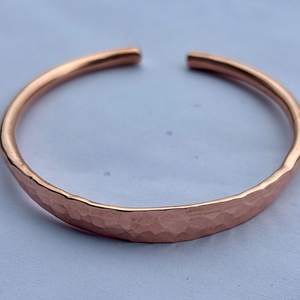 Brazalete de Cobre Puro Hecho a Mano, Diseño Martillado, Ajustable y Personalizable, Alivio del Dolor de Artritis, Terapia Magnética para Mujeres - Product Image 2