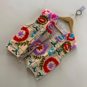Gilet Suzani en coton fleuri fait à la main manteau de broderie gilet Suzani sans manches gilet court brodé - Product Image 3