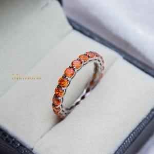 Bague empilable en argent sterling 925 avec saphir orange naturel rond, sertie de griffes, style éternité complète, Memoria Jewels - Product Image 3