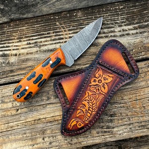 มีดล่าสัตว์เหล็กดามัสกัสทำมือ ด้ามเรซิ่นสีส้มและไม้ ใบมีดแบบ Fixed Blade สำหรับแล่เนื้อ พร้อมปลอกหนังลายดอกไม้ - Product Image 2