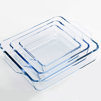 Plat de four multifonction en céramique italienne classique, aux riches couches de sauce tomate, fromage crémeux, basilic frais, ail et beurre, de forme rectangulaire