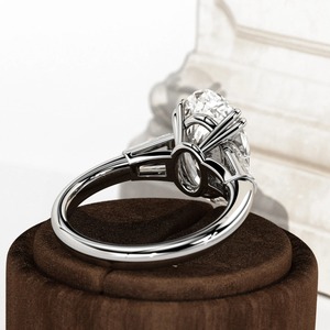 Bague de fiançailles à trois pierres avec diamant ovale de 5 carats cultivé en laboratoire, diamants latéraux baguette effilés, or massif 14k/18k, certifiée IGI - Product Image 4