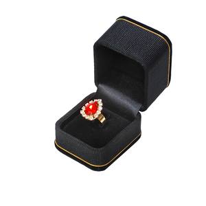 Boîte de rangement pour bijoux en velours noir de style japonais, rectangulaire, avec un design minimaliste et une structure compacte, 50x60x60mm - Product Image 1