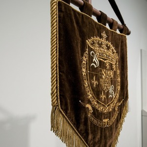 Estandarte de Iglesia Bordado en 3D de Alta Calidad, Ecológico y Personalizado, Estandarte Católico Procesional de Terciopelo Marrón con Hilo Dorado - Product Image 6
