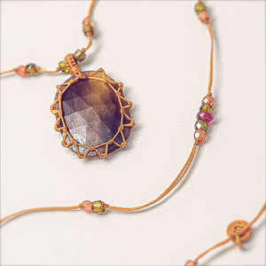 Collar Colgante de Macramé Hecho a Mano con Perlas de Agua Dulce |   Joyería Boho de Piedra Marrón Púrpura Facetada para Fiestas y Eventos - Product Image 1