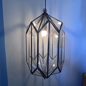 Luminaire suspendu géométrique long en verre et laiton avec lumière LED blanc chaud doux pour salon, finition noire, montage mural - Product Image 5