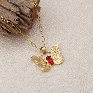 Collar con colgante de mariposa de granate rojo - Charm de latón chapado en oro tallado con diseño de animal hecho a mano - Joyería artesanal - Product Image 4