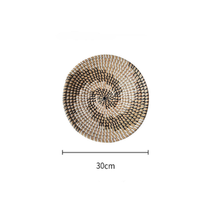 Assiette murale artisanale vietnamienne en jonc de mer, décoration suspendue tressée naturelle pour intérieurs bohèmes, hôtels, complexes hôteliers, cafés et commerces de détail - Product Image 1