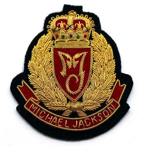 Badges brodés à la main avec des paillettes et des décorations métalliques, bouton de marque Pomona International sur le badge - Product Image 1