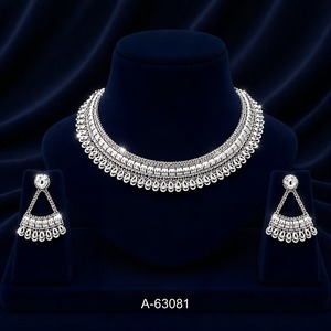ชุดเครื่องประดับเจ้าสาวหรูหราจาก MOLL JEWELLERS สร้อยคอและต่างหูชุบทองประดับเพชรซิร์คอน ได้รับการรับรอง ทันสมัย โดดเด่น สง่างาม เหมาะสำหรับงานแต่งงานแบบดั้งเดิม รุ่น A-63076 - Product Image 6