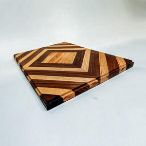 Planche à découper en bois bicolore exquise, avec des motifs géométriques et des rayures en chevron contrastées pour couper les légumes - Product Image 5