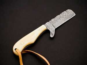 Cuchillo de caza hecho a mano con hoja dentada de acero de Damasco, mango de marfil y funda de cuero. - Product Image 2