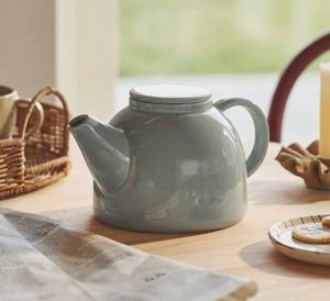 Tetera minimalista con boquilla de precisión, mango de agarre cómodo, cuerpo que retiene el calor, perfecta para servir té de forma moderna - Product Image 1