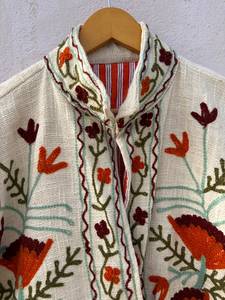 Veste bomber d'hiver pour femmes, en velours respirant et écologique, à motifs floraux bohèmes brodés à la main en Inde - Product Image 5