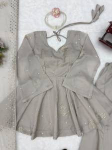 Robe longue élégante en satin orange avec broderies et perles, col halter, coupe évasée, sans manches, idéale pour les soirées - Product Image 6