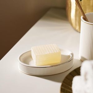 Porte-savon en porcelaine côtelée blanche, élégant pour salle de bain, avec design de drainage - Product Image 5