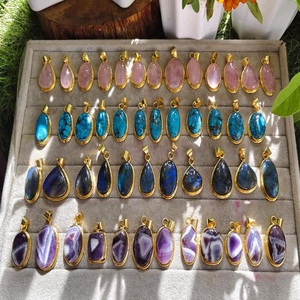 Colgante de piedra de ágata de colores variados con patrón curativo, estilo amor, electrochapado en plata, tallado, estilo grabado, para venta al por mayor - Product Image 3