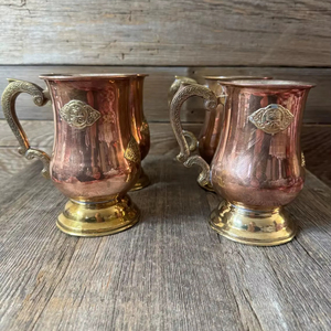 Mug en cuivre classique avec poignée en laiton, idéal pour servir de la bière, des cocktails, du thé, du café et pour la présentation de matériel de bar vintage, provenant d'Inde. - Product Image 1