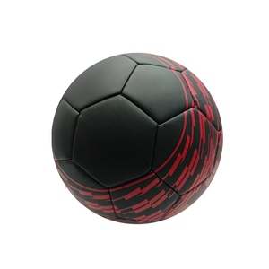 Ballon de football miniature en PVC personnalisé à logo brodé, taille personnalisée, haute rétention d'air, style classique, fabriqué à Sialkot, Pakistan - Product Image 2