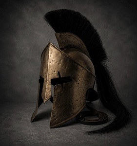 Casque romain antique en bronze avec plume noire et armure plaquée or pour collection d'art et exposition - Product Image 4