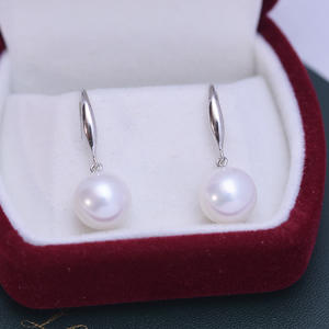 ต่างหูมุกดำตาฮิติ G18k ทองคำ 8-9 มม. แสงเงาสวยงาม ทรงกลม ไร้ตำหนิ ใช้งานได้หลากหลาย เหมาะสำหรับใส่ไปทำงานและเป็นของขวัญเรียบง่าย - Product Image 2