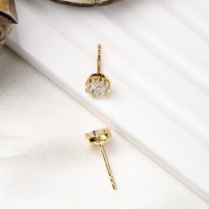 Boucles d'oreilles clous en or jaune massif 18 carats avec diamants naturels ronds sertis en grappe, bijoux fins Memoria Jewels, vente en gros - Product Image 4