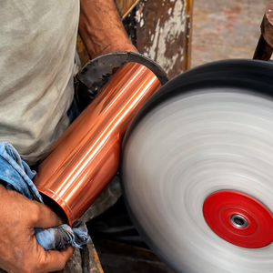 ขวดน้ำทองแดงโบราณแกะสลักลายอียุรเวท งานฝีมือทองแดงแท้ ดีไซน์คลาสสิก เป็นมิตรกับสิ่งแวดล้อม ยี่ห้อ Uttar - Product Image 6