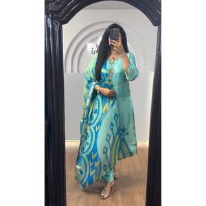 ATTRACTIVE CHINON SOIE IMPRESSION NUMÉRIQUE et BRODERIE SÉQUENCE PANTALON DE TRAVAIL AVEC DUPATTA SKY - Product Image 1