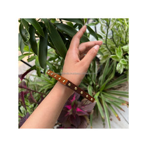 Juego de brazaletes clásicos de madera marrón hechos a mano en tamaño estándar con acabado suave para mujeres Uso diario Aspecto étnico y regalos - Product Image 6